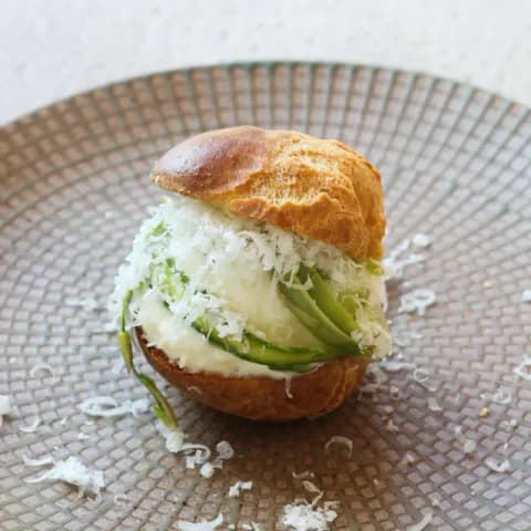 Profiterola d'espàrrecs de primavera i parmesà
